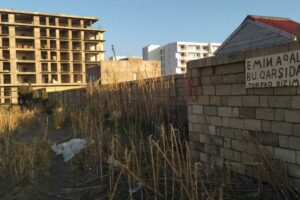 Torpağı əlindən alınan Kürdəxanı sakini: “Emin Ağalarovla görüşməyə icazə vermirlər”