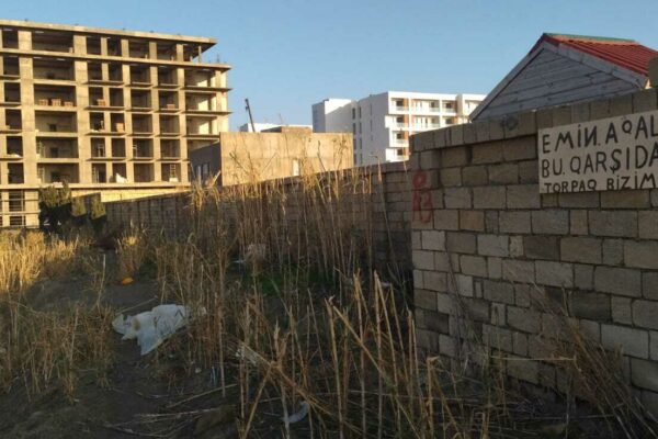 Torpağı əlindən alınan Kürdəxanı sakini: “Emin Ağalarovla görüşməyə icazə vermirlər”