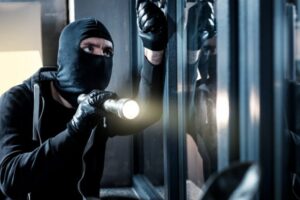 Azərbaycanda maskalı şəxslər evə basqın etdi – 3 nəfər xəsarət aldı