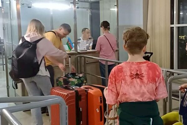 İranda çalışan rusiyalı mütəxəssislər və ailə üzvləri Azərbaycana keçib