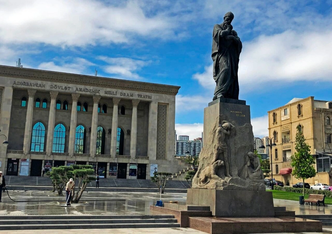 Füzuli heykəlinin ətrafı baxımsız vəziyyətdə – Buna görə məsuliyyəti kim daşıyır?