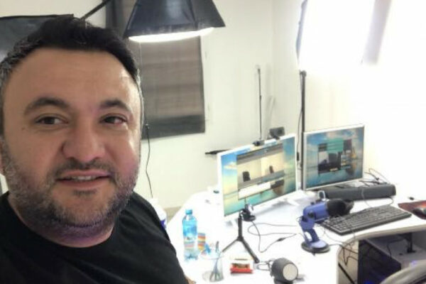 Xaricdə yaşayan blogerə qiyabi hökm oxunub