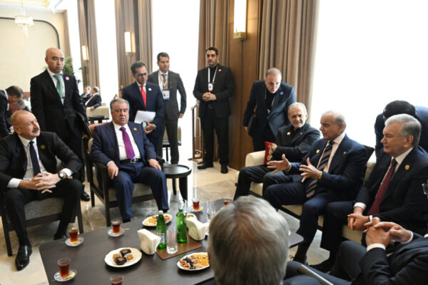 Liderlər çay süfrəsi arxasında – Fotolar