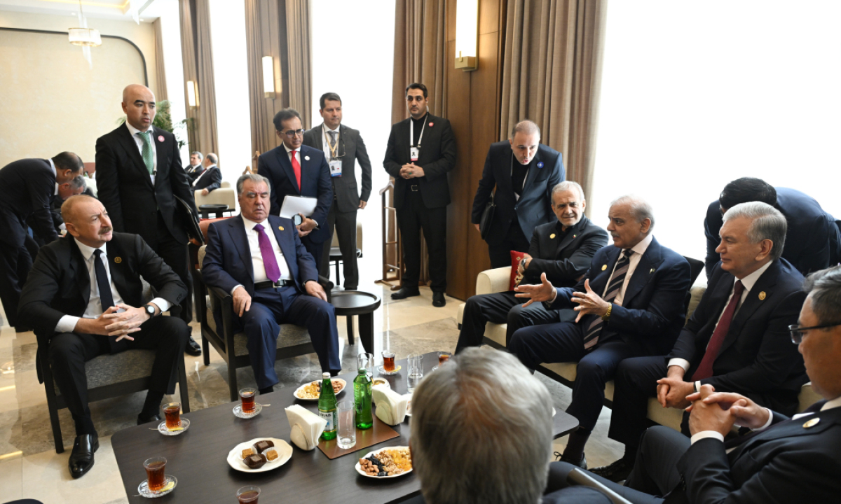 Liderlər çay süfrəsi arxasında – Fotolar