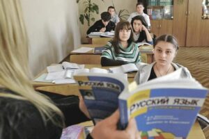 Rusdilli məktəblər bağlanacaq?