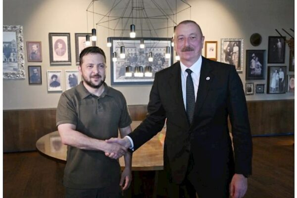 Zelenski İlham Əliyev ilə Rusiyanın SOCAR-a məxsus neft anbarını vurmasını müzakirə ediblər