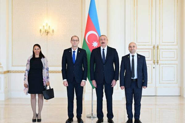 İlham Əliyev yeni İsrail səfirinin etimadnaməsini qəbul etdi